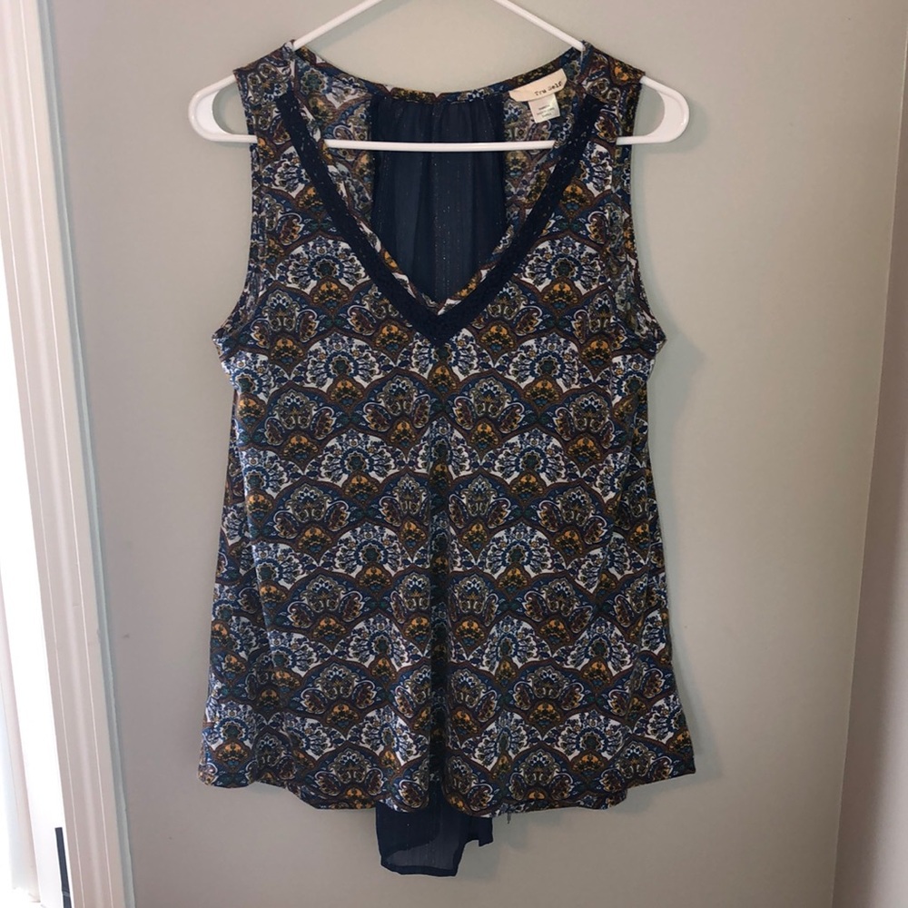 Sleeveless blouse with sparkly tool backing